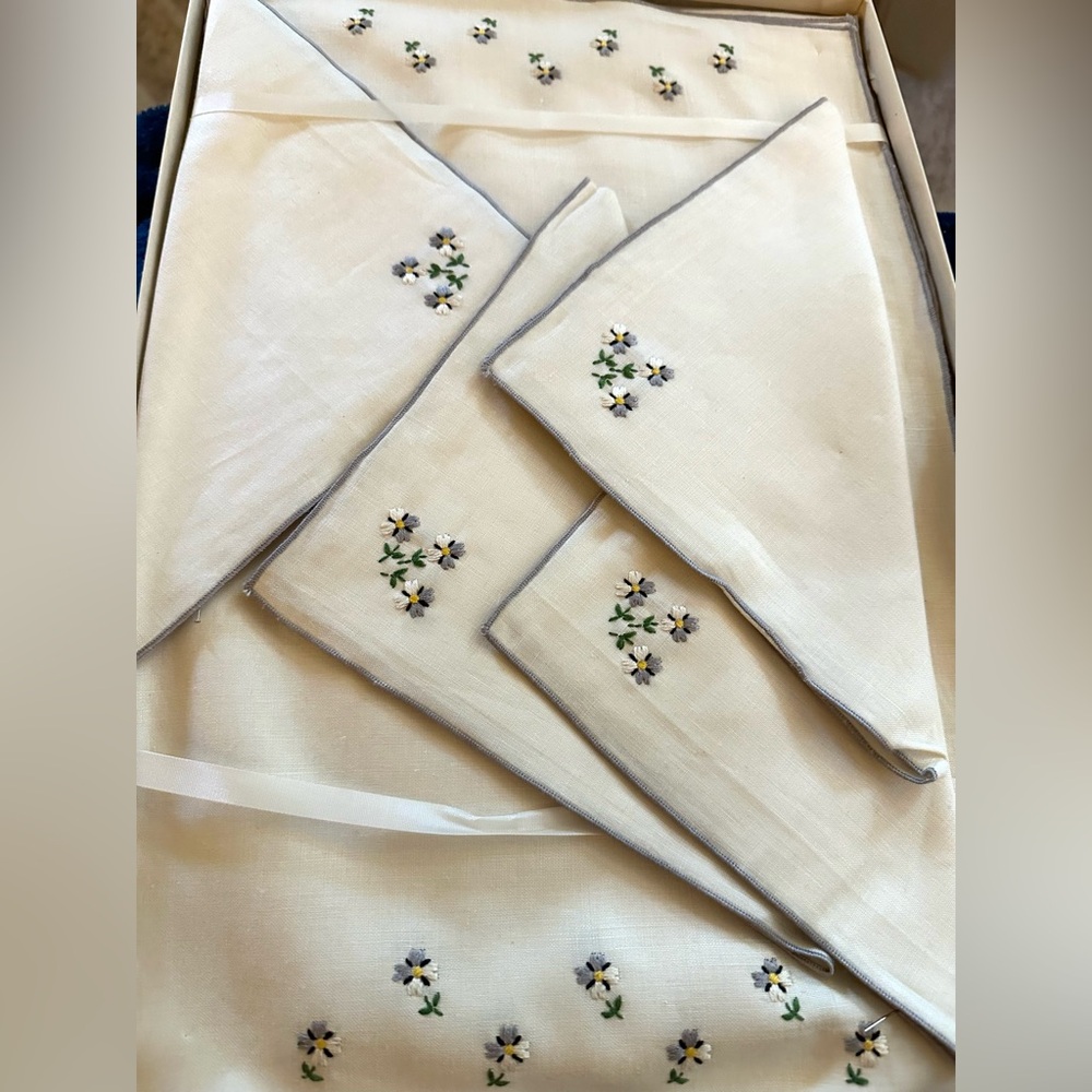 NEW NWT Peerless Placemat & Napkin Set of 4 Hand Embroidered Cross Stitch Linen